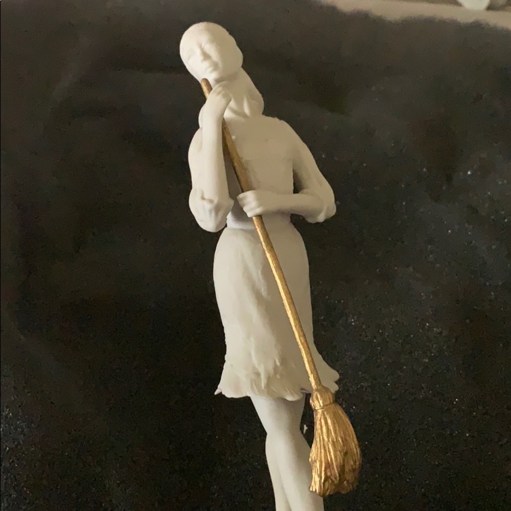 Statue - Picture 2 of 9